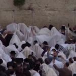 Gerusalemme, i fedeli ricevono la benedizione al Muro del Pianto
