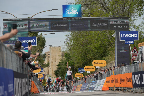 Alessandro Covi taglia il traguardo della prima tappa del Giro d'Abruzzo 2025