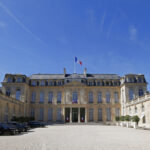 Francia espelle 12 diplomatici algerini: si aggravano le tensioni tra i due Paesi