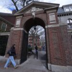 Trump congela 2,2 miliardi di fondi ad Harvard “ribelle”