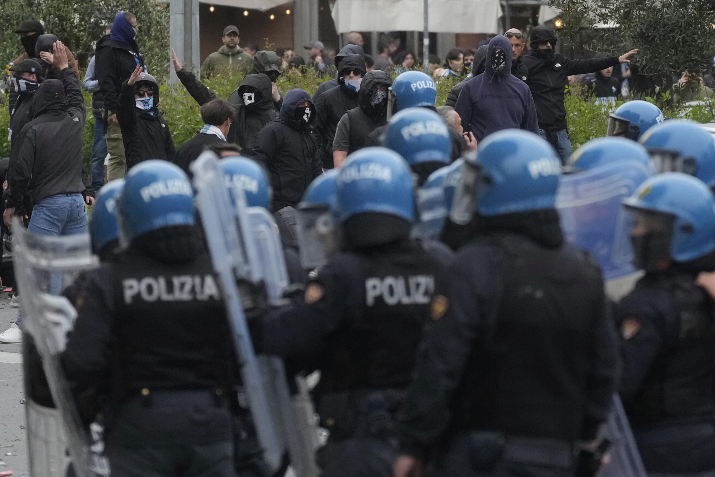 Scontri nel derby: stop trasferte per 3 giornate a tifosi di Roma e Lazio