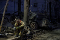 Un soccorritore a Sumy in Ucraina dopo l'attacco russo del 13 aprile in cui sono morte almeno 34 persone