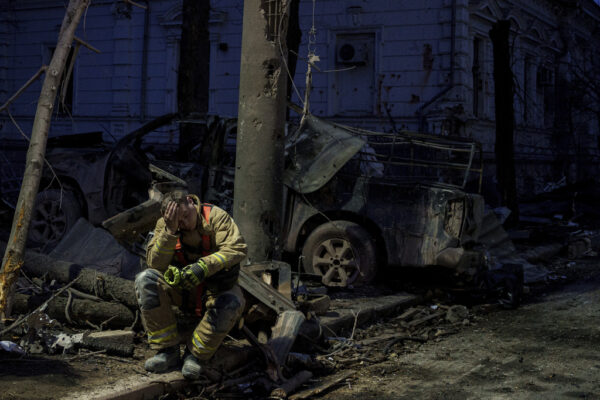 Un soccorritore a Sumy in Ucraina dopo l'attacco russo del 13 aprile in cui sono morte almeno 34 persone