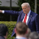 Dazi, Trump pronto a colpire chip e farmaci. Ma forse sospende quelli sulle auto: l’Ue tratta