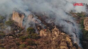 Messico, vasti incendi nel Parco Nazionale El Tepozteco