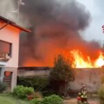 Novara, magazzino in fiamme a Dormelletto: incendio arginato