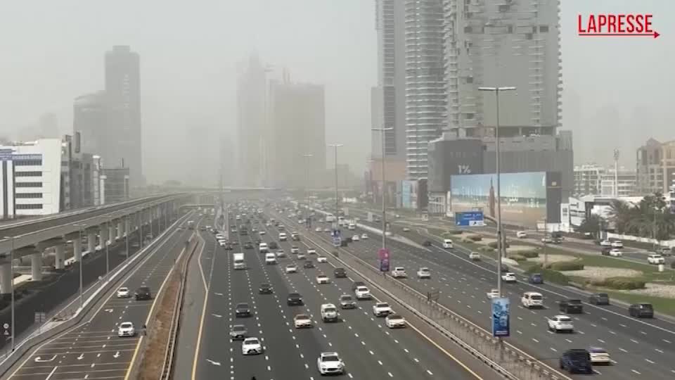 Tempeste sabbia da Lapresse.it Tempeste di sabbia e smog in Medio Oriente l’aria irrespirabile a Dubai