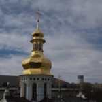 Ucraina, croce restaurata su una chiesa a Kiev: le immagini dal drone