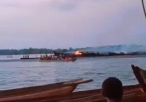 La barca che ha preso fuoco e si è capovolta in un fiume in Congo, provocando la morte di almeno 50 persone (screenshot da X)