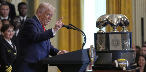 Harvard, Trump: “Ha assunto idioti e insegna odio e stupidità”
