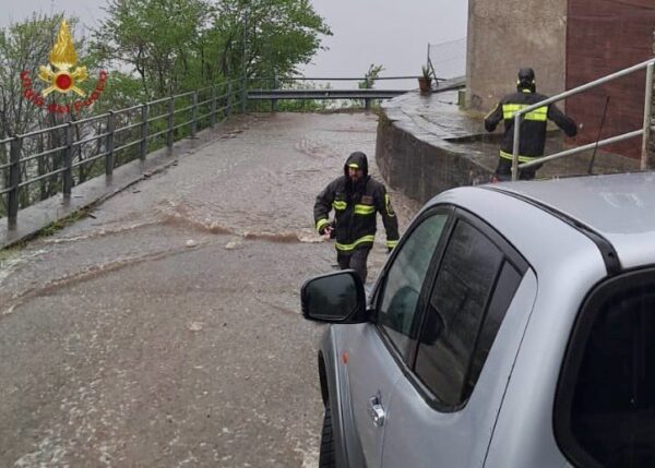 Vigili del Fuoco al lavoro in provincia di Verbania in Piemonte dopo il maltempo del 16 aprile