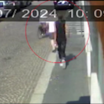 Milano, scippa collanina a 23enne: il video della rapina