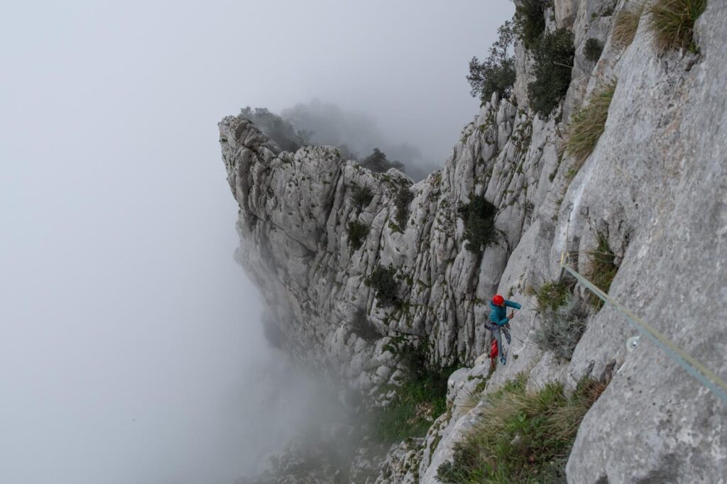 Galleria foto 'Alpinista iraniana Nasim Eshqi apre nuovo percorso contro spose bambine' - foto 3