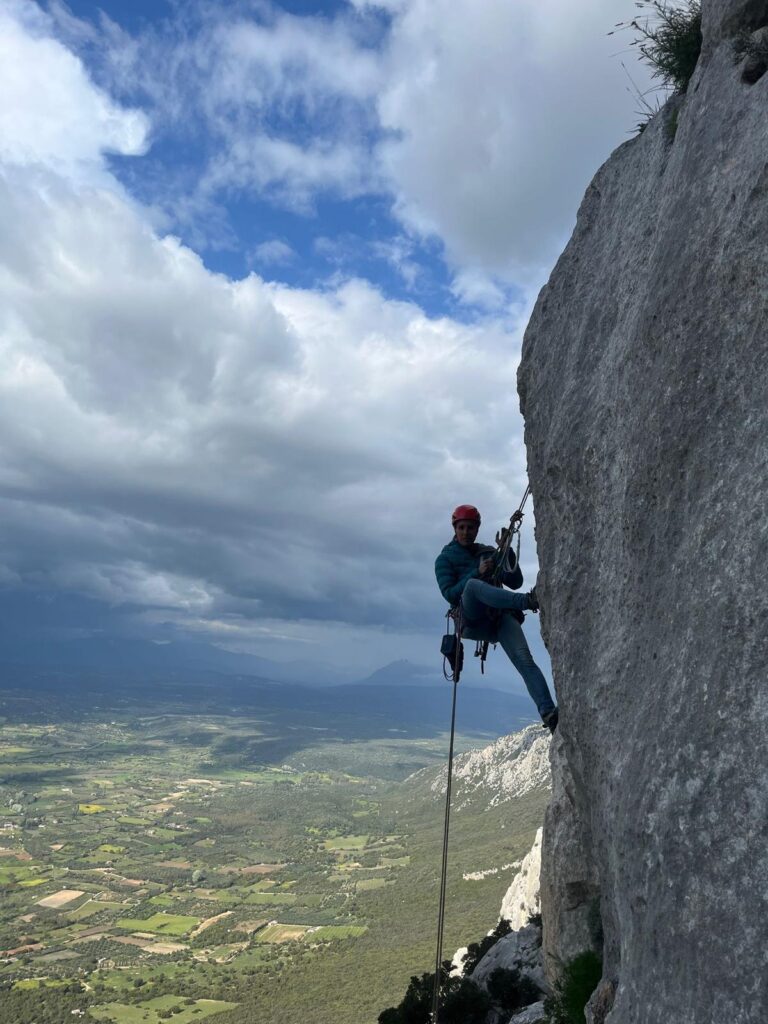 Galleria foto 'Alpinista iraniana Nasim Eshqi apre nuovo percorso contro spose bambine' - foto 8