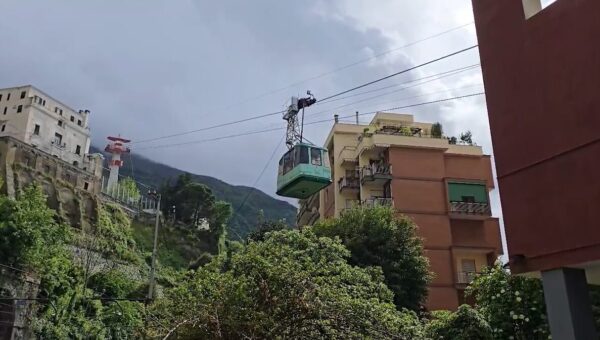 Il salvataggio dei passeggeri dalla cabina a valle della funivia del Monte Faito dopo l'incidente che è costato la vita a 4 persone nel 2025