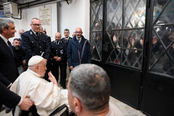 Papa Francesco nella sua visita nel carcere di Regina Coeli di giovedì 17 aprile 2025
