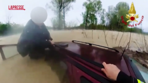 Maltempo Piemonte, automobilista bloccato nel fango salvato da elicottero