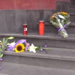 Monte Faito, fiori e messaggi per le vittime all’esterno della stazione