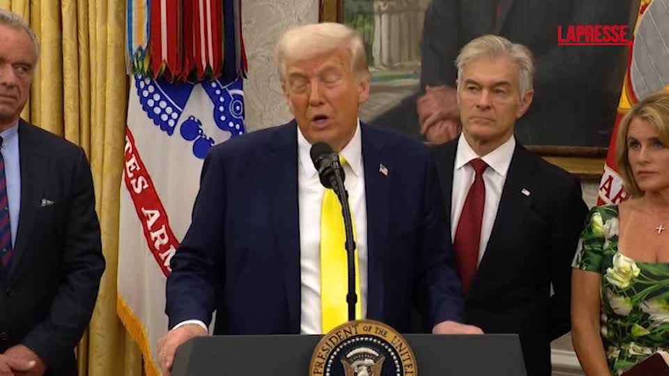 Usa, ragazza sviene durante il suo discorso: Trump ferma la conferenza stampa