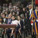 JD Vance a Roma da Meloni, va San Pietro per la messa poi vede Salvini. Telefonata premier-von der Leyen