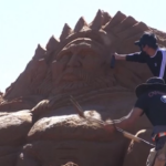 Pasqua 2025, in Bolivia le sculture di sabbia della Passione di Cristo