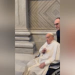 Papa Francesco a sorpresa in San Pietro: il saluto con i fedeli