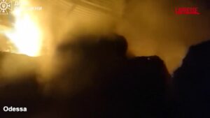 Attacchi russi su Odessa e Sumy: edifici in fiamme