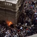 Pasqua, a Gerusalemme la cerimonia del Sacro Fuoco al Santo Sepolcro