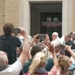 Pasqua, il passaggio di Papa Francesco tra i fedeli in piazza San Pietro
