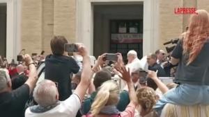 Pasqua, il passaggio di Papa Francesco tra i fedeli in piazza San Pietro