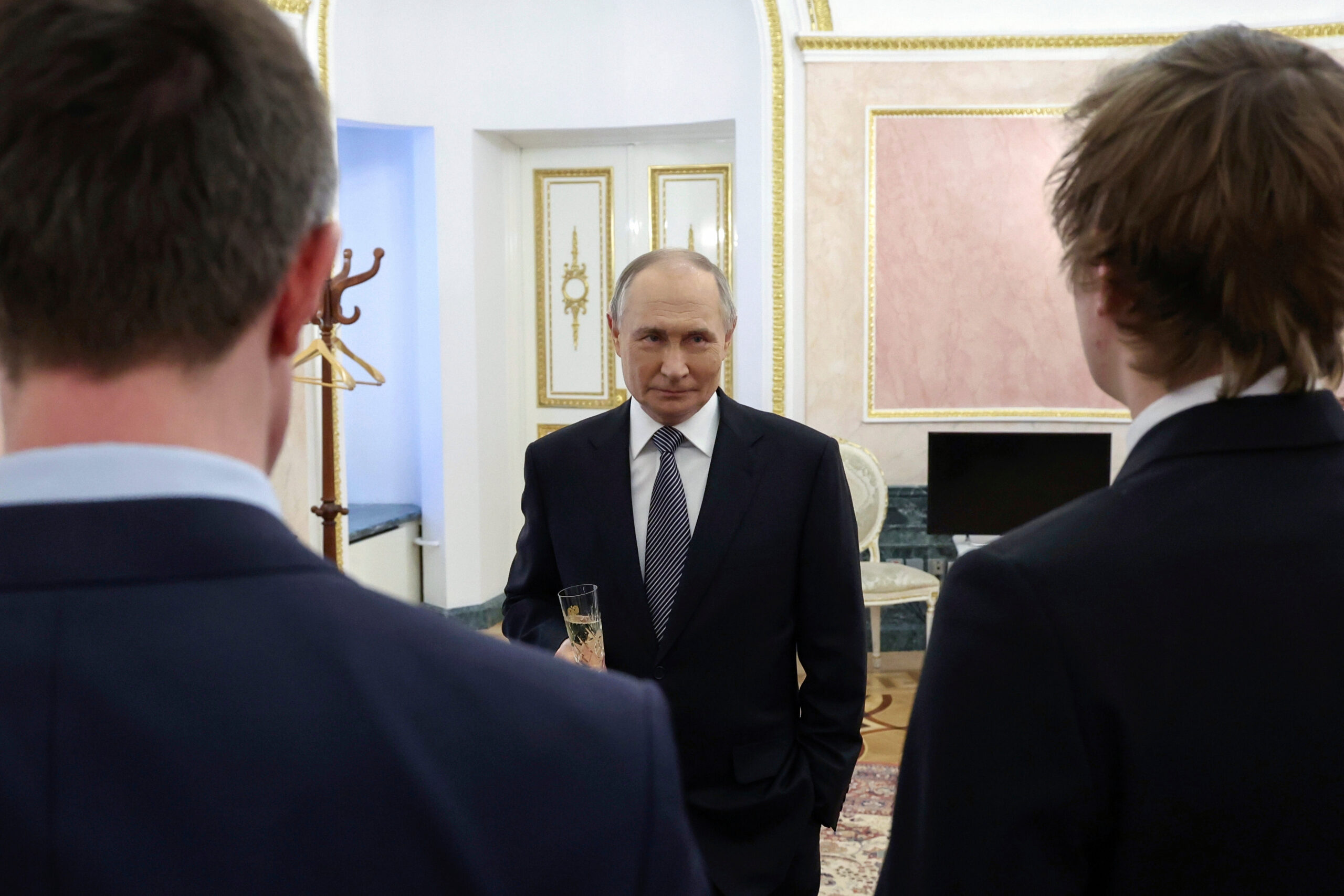 Ucraina, in vigore tregua di Pasqua. Zelensky: “Continue violazioni russe”