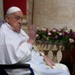 Pasqua, Papa Francesco si affaccia dalla Loggia centrale di piazza San Pietro