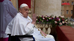 Pasqua, Papa Francesco si affaccia dalla Loggia centrale di piazza San Pietro