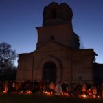 Pasqua 2025, in Ucraina i fedeli si radunano in una chiesa danneggiata dai bombardamenti