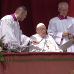 Pasqua, Papa Francesco si affaccia per l’Urbi et Orbi. Poi il giro in papamobile