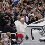 Papa Francesco impartisce la benedizione Urbi et Orbi: “Cari fratelli e sorelle buona Pasqua”