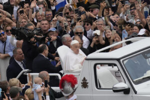 Papa Francesco impartisce la benedizione Urbi et Orbi: “Cari fratelli e sorelle buona Pasqua”