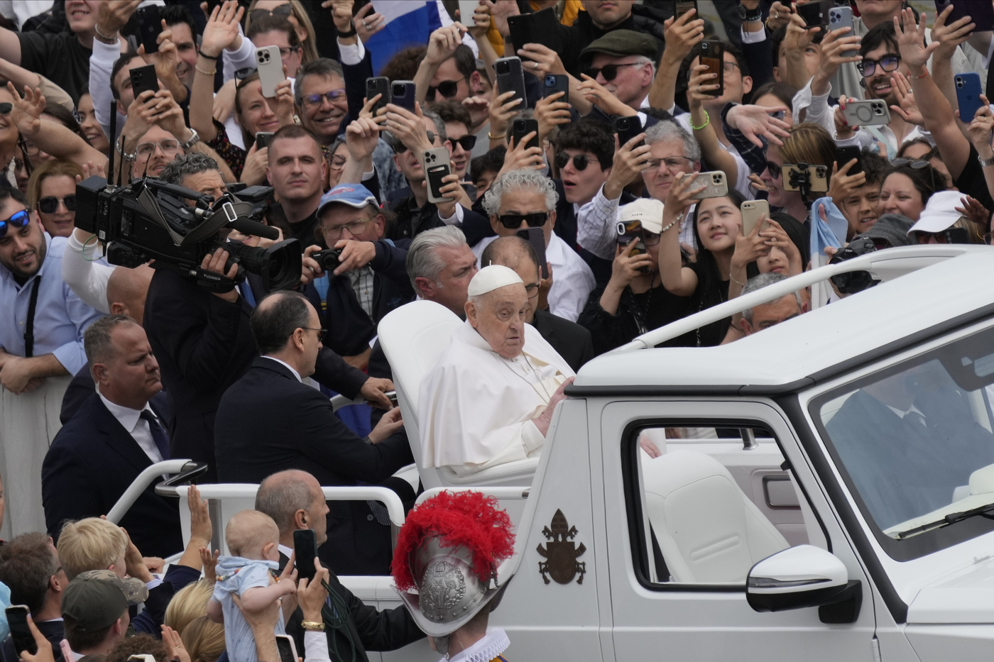 Papa Francesco impartisce la benedizione Urbi et Orbi: “Cari fratelli e sorelle buona Pasqua” Papa Francesco impartisce la benedizione Urbi et Orbi: “Cari fratelli e sorelle buona Pasqua”