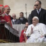 Pasqua, migliaia in piazza San Pietro, Papa: “Gesù non è statua da museo, cercarlo tra fratelli”