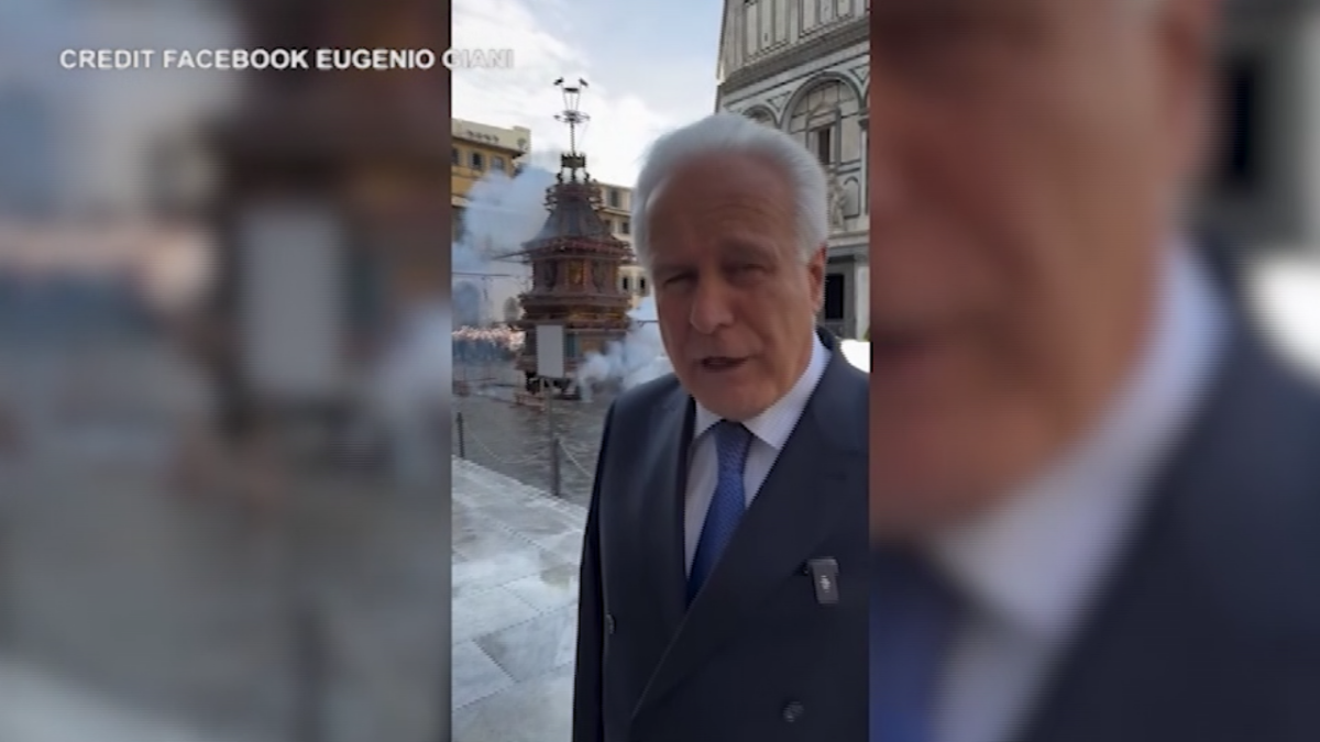 VIDEO Firenze: scoppio del carro, colombina vola perfettamente VIDEO Firenze: scoppio del carro, colombina vola perfettamente