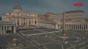 Papa Francesco, le immagini da Piazza San Pietro dopo l’annuncio della sua morte