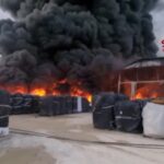 Perugia, violento incendio in una fabbrica a Umbertide: le fiamme nella struttura