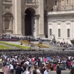 Papa Francesco, a San Pietro fedeli increduli da tutto il mondo: “Momento triste, ci mancherà”