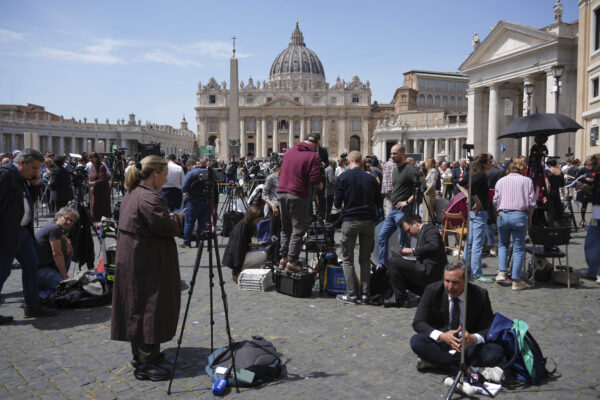 Papa Francesco morto oggi, la programmazione Rai