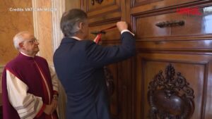 Papa Francesco, l’apposizione dei sigilli nel Palazzo Apostolico