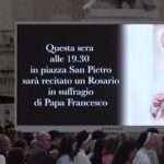 Papa Francesco, piazza San Pietro gremita per il rosario dedicato al Pontefice