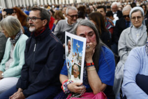 Fedeli commossi in Piazza San Pietro dopo la morte di Papa Francesco