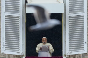 Papa Francesco legge un Angelus in Piazza San Pietro nel 2024. La Treccani ha ricordato il Pontefice con un editoriale dal titolo 'Ciao Francesco, ci mancherai'