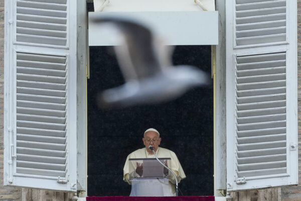 Papa Francesco legge un Angelus in Piazza San Pietro nel 2024. La Treccani ha ricordato il Pontefice con un editoriale dal titolo 'Ciao Francesco, ci mancherai'