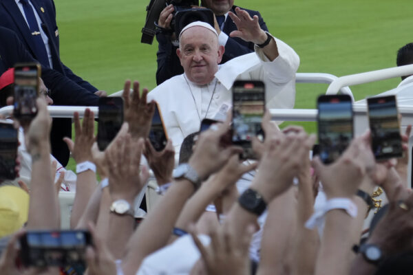 Papa Francesco circondato dalla folla nel suo viaggio del 2024 in Indonesia